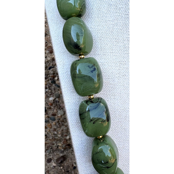 Vintage Joan Rivers Marbled Green Acrylic Lucite Necklace Graduated Bead 26" - Picture 3 of 6